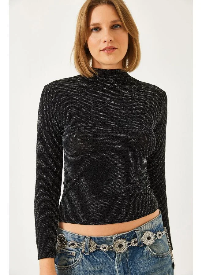 جينجر بلوزة بياقة عالية وتفاصيل لامعة